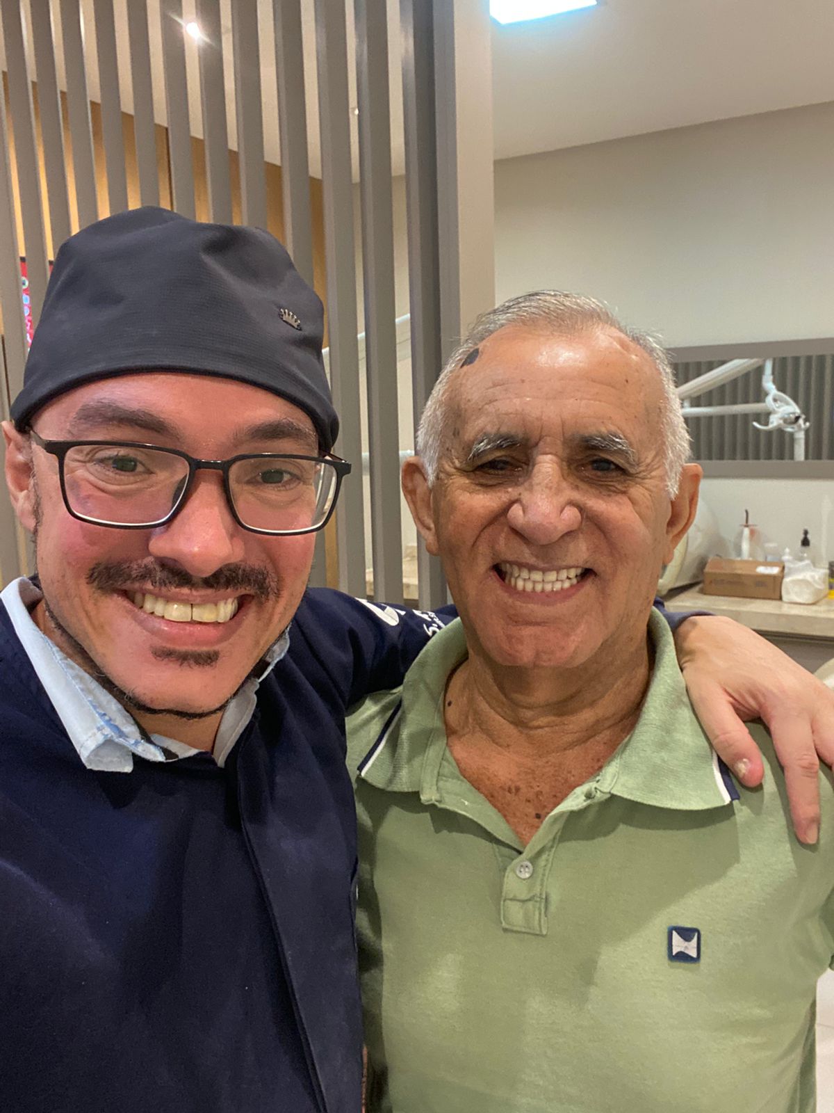 Dr. Victor Nascimento com paciente satisfeito — Clinicrato